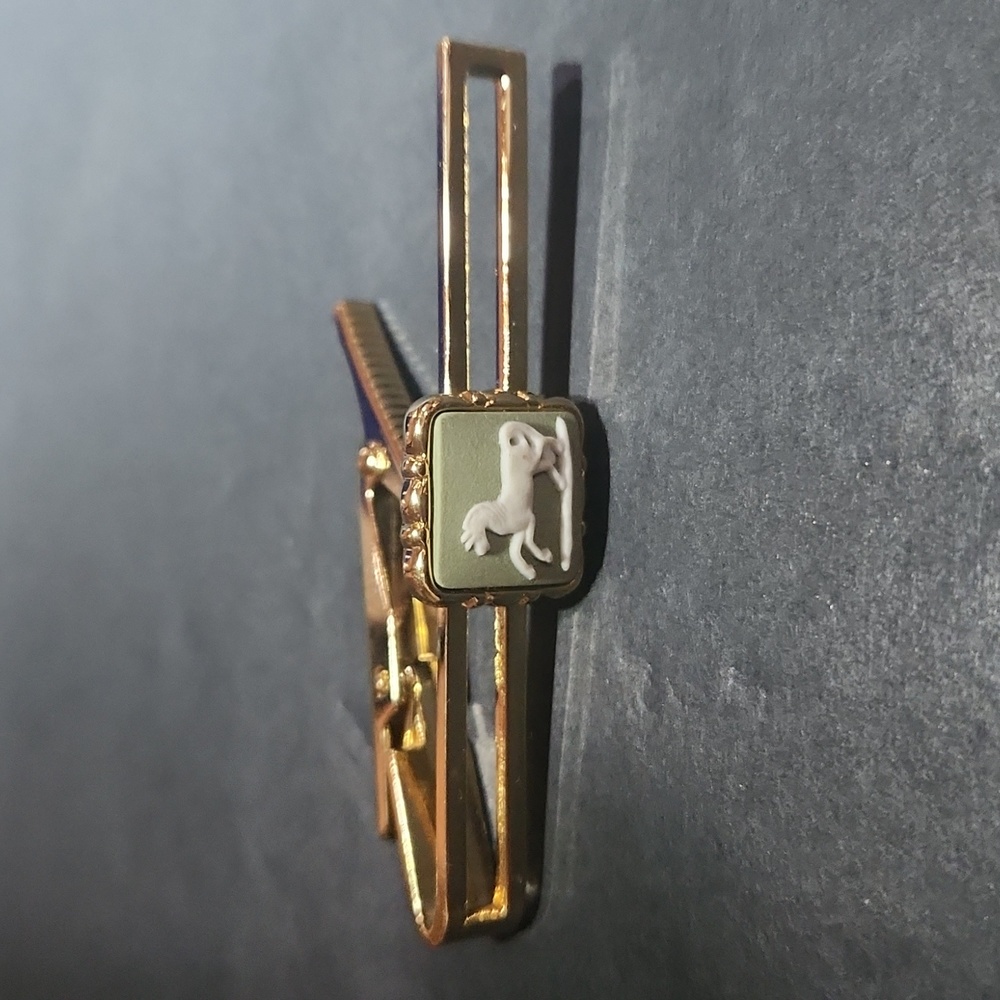 EUC Wedgwood vintage green jasper gold tie bar